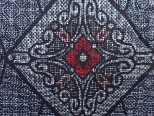 JAPANESE ANTIQUE KIMONO / SILK / OSHIMA TSUMUGI / DOROZOME / WOVEN JAPANESE ANTIQUE KIMONO / SILK / OSHIMA TSUMUGI / DOROZOME / WOVEN RHOMBUS & FLORAL CREST PATTERN